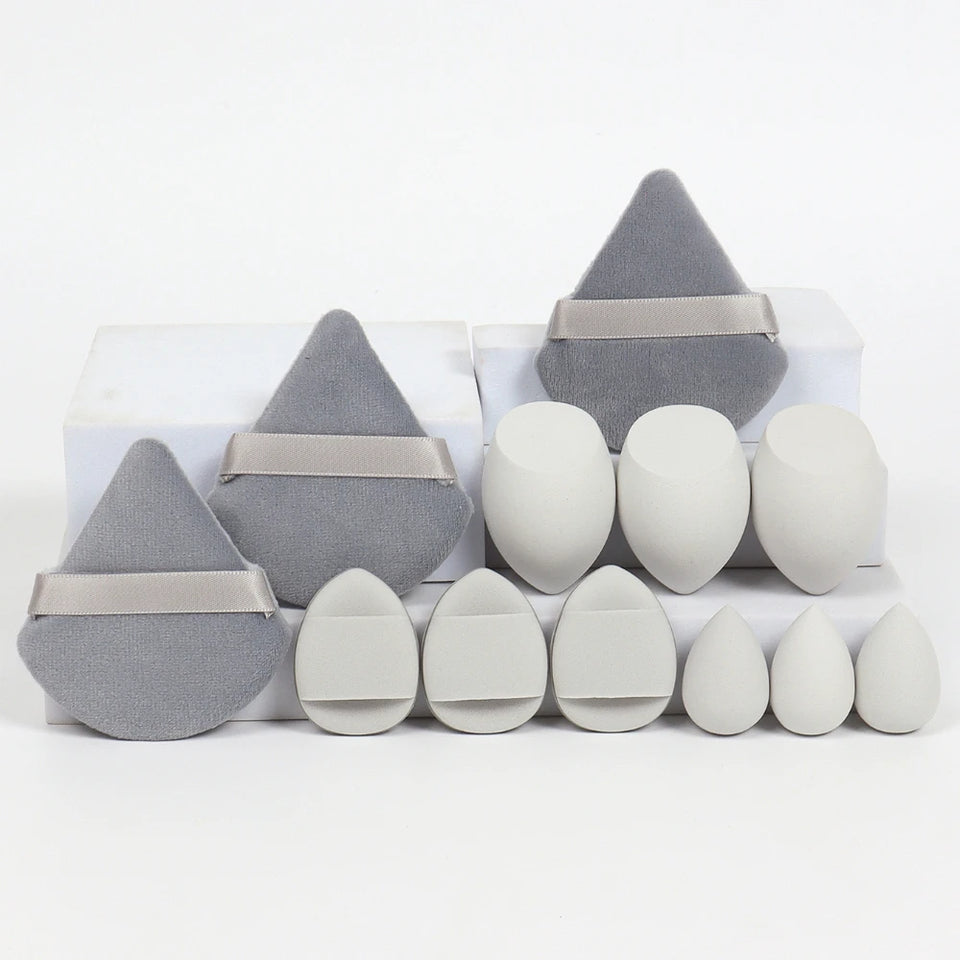 Kit with 12 triangular makeup sponges. Perfect for applying foundation, powder, and liquids with an even finish