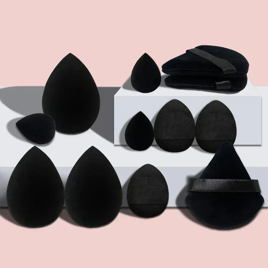 Kit with 12 triangular makeup sponges. Perfect for applying foundation, powder, and liquids with an even finish
