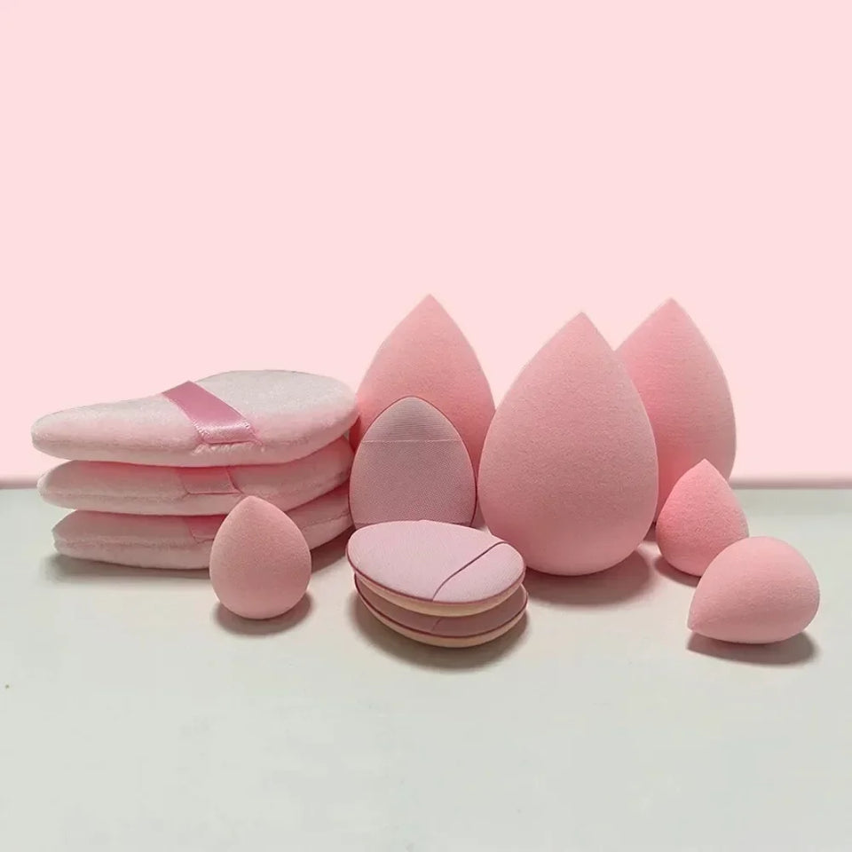 Kit with 12 triangular makeup sponges. Perfect for applying foundation, powder, and liquids with an even finish