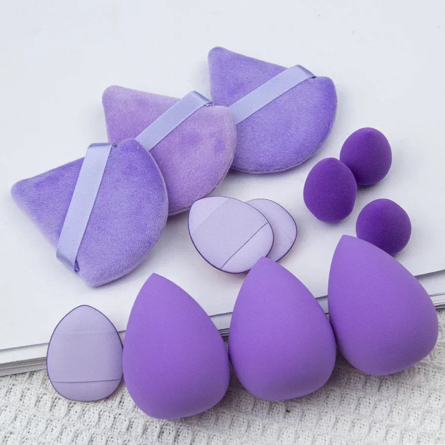 Kit with 12 triangular makeup sponges. Perfect for applying foundation, powder, and liquids with an even finish