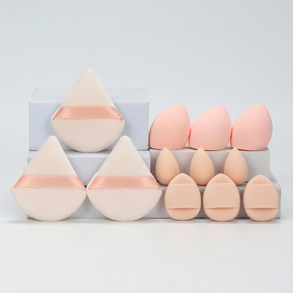 Kit with 12 triangular makeup sponges. Perfect for applying foundation, powder, and liquids with an even finish