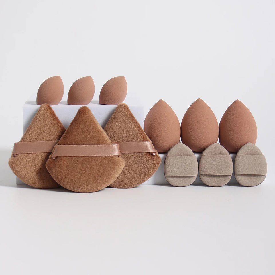 Kit with 12 triangular makeup sponges. Perfect for applying foundation, powder, and liquids with an even finish
