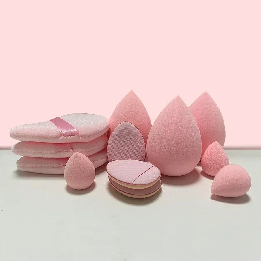 Kit with 12 triangular makeup sponges. Perfect for applying foundation, powder, and liquids with an even finish